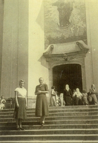 Cecílie Urbancová with her mother, 1950s