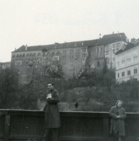 Jiří Urbanec and Cecílie Vilčová in Český Krumlov near the castle, May 1954