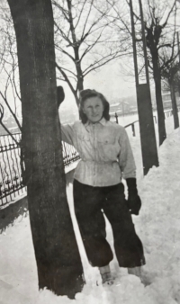 Elfriede Kunze-Concewitz during winter sports, Studánka