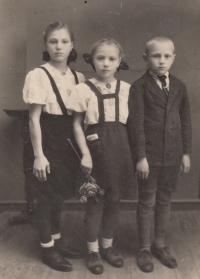 Frída, Ludmila, Ervin - siblings Suchánek 1947, USSR