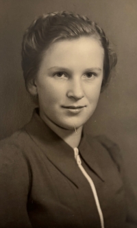 Elfriede "Friedl" Eger aged about 14 years. Schönelinde - Krásná Lípa