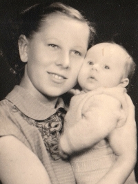 Jana Machová with her first daughter, 1956