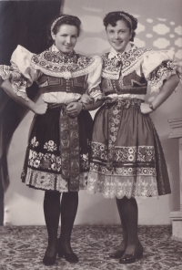 Jaroslava in folk costume in 1945