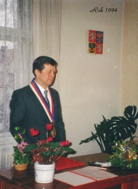 Václav Kášek as the mayor of Horoměřice in the role of a wedding registrar in the 1990s