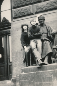 Dragoljub Matić (foreground) on the statue at the National Museum (1966)