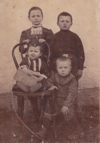 Jaroslav Suchánek (father of Frída Ficková) bottom right and his siblings, World War I, Russia