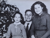 Alena Zdražilová with her sister and father