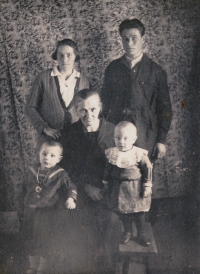 Frída Ficková's parents, paternal grandmother, four-year-old Frída on the left and her two-year-old sister Ludmila on the right, 1939, USSR