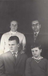 Family photo of the Dušejovský family (1968) - in the top row mother Milada and father Josef, bottom left brother Jindřich Dušejovský (* 1944), bottom right Petr Dušejovský