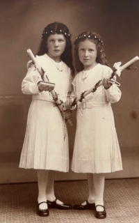  Elfriede with older sister Róza (black hair) on the occasion of Holy Communion, circa 1933