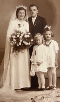 Wedding of the eldest sister Róza, who married a German and was the only one of the family to be deported, circa 1944