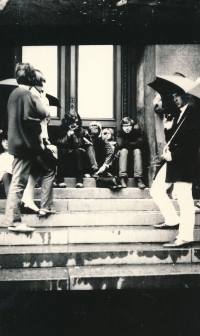 Dragoljub Matić (at the door on the right) on the steps of the National Museum with friends, Prague (1966)