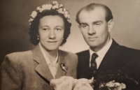 Anna Motzová with her husband, wedding photo