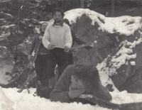 Jari Vassinger (v bílém svetru) s přáteli trempy v přírodě, cca 1975