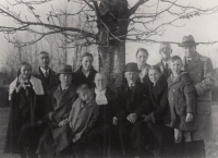 Golden wedding of Jan and Emilie Vrba. From the left Steffi and Jan Vrba Jr, Albert, Paula, in the foreground at Emilie's grandmother Linus Vrba, Markéta, Linus Vrba's mother, Aunt Anežka, Štěpán, H. Georg, Jaromír Vrba, Lehnice, about 1935