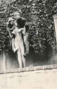 Dragoljub Matić (right) on the statue in the garden of Prague Castle (1966)