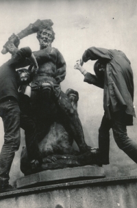 Dragoljub Matić (left) in the gardens of Prague Castle (1966)