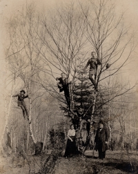 Nadězda Dvořák's grandparents Růžena and Čeněk Dvořák with their sons, top left: Bohumil, Miloslav, Vladimír, Ratiboř, 1917