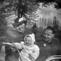 Miloslav Komárek with his parents in Včelin