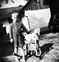 In the courtyard of the family house in Včelin