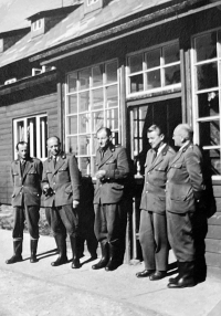 Miloslav Komárek (second from right) with foresters in front of the Barborka hut in Jeseníky, five colleagues accompanying German deer hunters