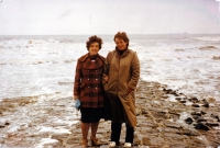 Anna Macečková (left) with a random passer-by on a visit to Wangerooge Island in Germany. In 1938 she was on the island as an evacuee from Hlučín during the Czechoslovak mobilization
