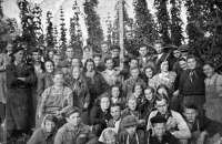 Hop harvest in Louny, 1948; Anna Macečková is in the second row from the top, fourth from the right in a checkered dress