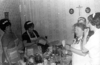 Anna Macečková (left) as a cook at a wedding in Chlebičov