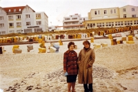 Anna Macečková (left) with a random passer-by on a visit to Wangerooge Island in Germany. In 1938, she was on the island as an evacuee from Hlučín during the Czechoslovak mobilization