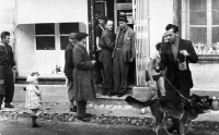 Family and friends in front of a house with a shop and glassworks in Vrbno pod Pradědem