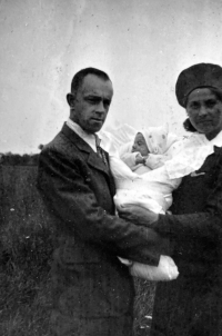 Anna Marková with her parents, Staré Město u Uherského Hradiště, 1940