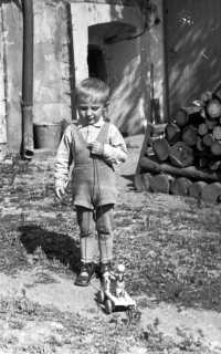 Anna Marková's son Antonín in the yard of his house in Vrbno pod Pradědem