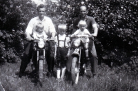 Erhard Pluške (left) with brother-in-law Karel Václavík and children
