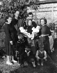 Erhard Pluške (top right), brother Vilém (next to him), sister Frída (left), wife Marta (right), mother Anežka (centre)