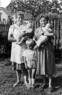 Wife Marta with daughter Ludmila (right), sister Frída with son (left), son Jiří (centre)