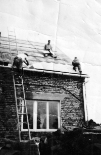 Erhard Pluške (top) building his sister's house