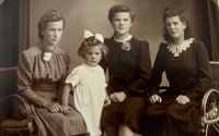 The four Eger sisters, from left: from left: Elriede, Dorothea, Anna and Rosa