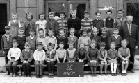 Jiří Tieftrunk (second right, top) in a class photo, Ostrava