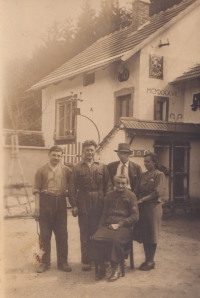 Antonín Lehečka (wearing a hat), on the right his sister who stayed in Bohemia, her husband, a wheelwright, her grandmother sitting below them, 1936