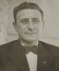 Blacksmith and shoemaker father Antonín Lehečka smartly dressed