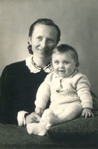 Witness with mother, 1949