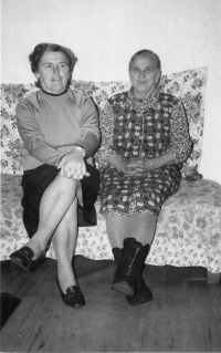 Paula Wagner with her mother Helene Lattisch, Dlouhá Lomnice, spring of 1982
