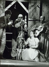 Jiří Vyšohlíd (left) in the production of Queen Dagmar (directed by Josef Krofta), 1988, Hradec Králové
