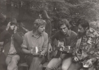S kamarády na trampu ve Stříteži (první zprava), 70. léta 20. století
