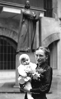 Jana Krynská with her six-month-old daughter Světlana, graduation from the Faculty of Medicine, Prague 1972