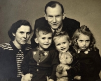 The only photo with father Karl Ritschl, my mother Marta Ritschlová, brother Gerd and sister Gerhilda, 1944, Poděbrady, witness on the right