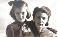 Věra Benešová with her mother - 1945