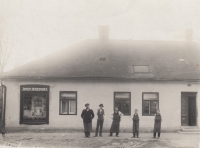 Grandfather Josef Jeremiáš (left) and his apprentices in front of the family house in Třebechovice pod Orebem (Na Tvrzi, no. 279), 1930s