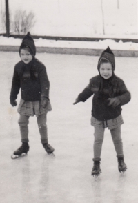 Vlasta Novotná (left) with her sister Růžena, around 1945