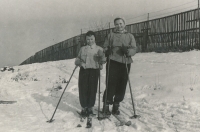 Se starší sestrou Helenou během lyžování, 50. léta